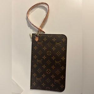 LV Pochette